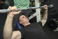 De incline bench press is een compound-oefening / Bron: SurfaceWarriors, Flickr (CC BY-SA-2.0)