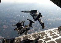 Parachutespringen valt onder de extreme sporten. / Bron: U.S. Navy photo / Anthony Harding, Wikimedia Commons (Publiek domein)