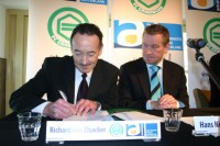 Theo Pijpers ondertekent het contract, rechts Hans Nijland - Foto Persbureau Ameland / Bron: Persbureau Ameland