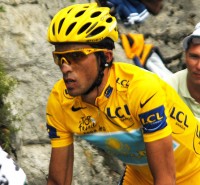 Alberto Contador in de gele leiderstrui van de Tour / Bron: McSmit, Wikimedia Commons (CC BY-SA-3.0)